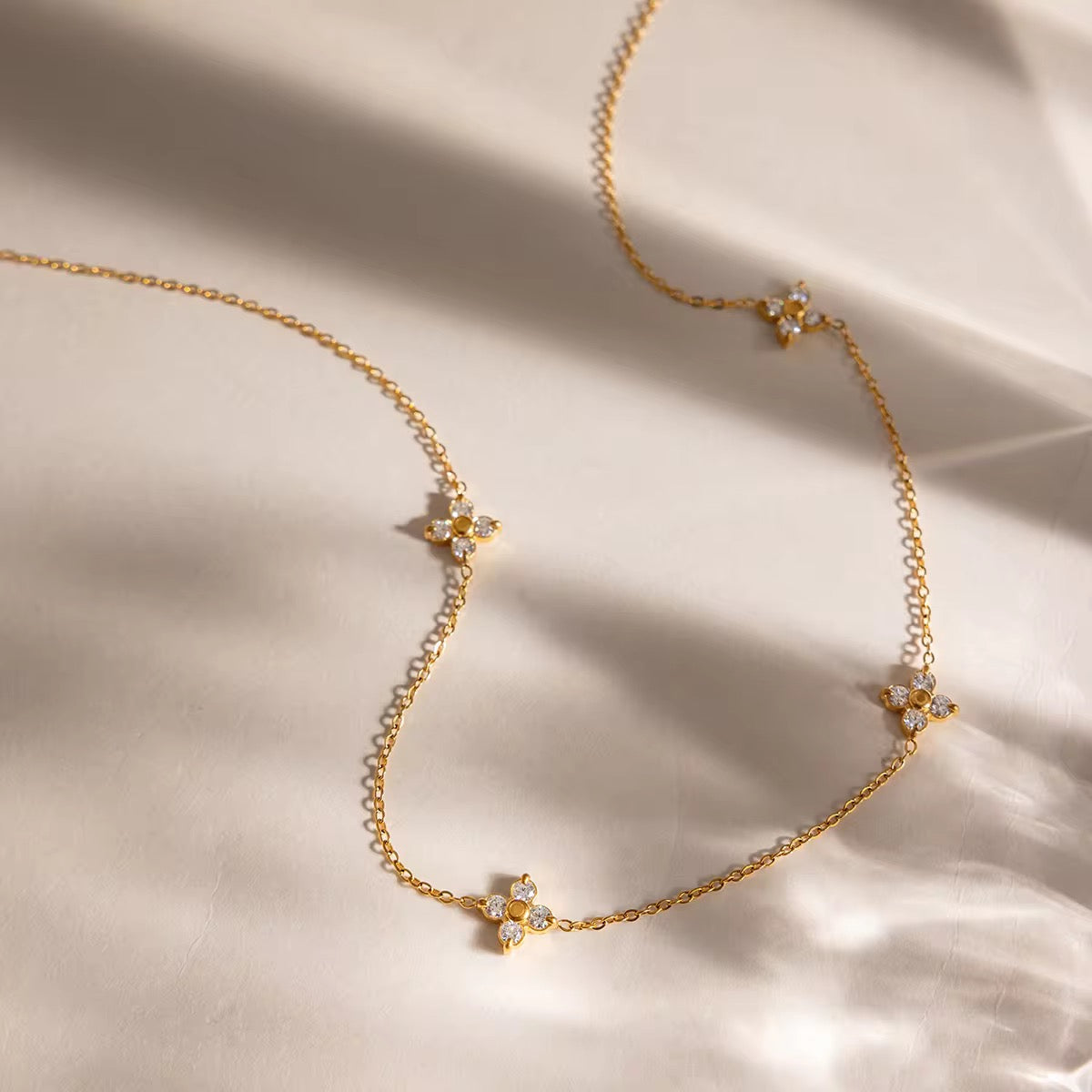 Flower zirconia necklace